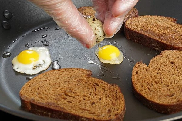 Отдельно обжарить хлеб и перепелиный яйца на оформление.