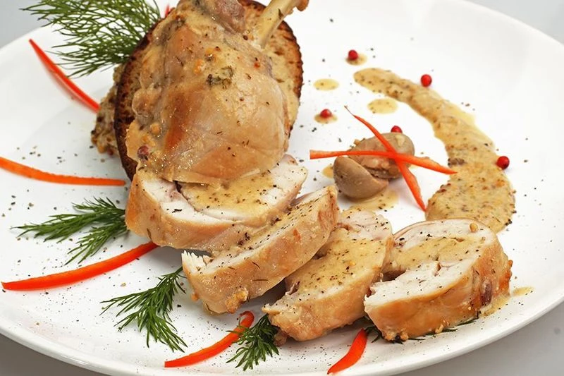 Кролик Жиголет с соусом Дижон