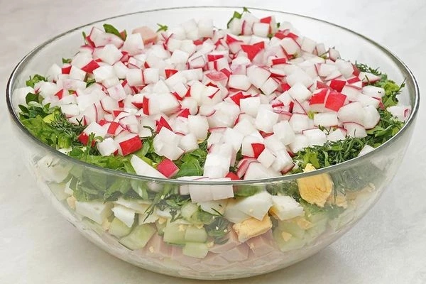 Картофель, огурцы, редис, яйцо, колбасу или вареное мясо нарезать кубиком.