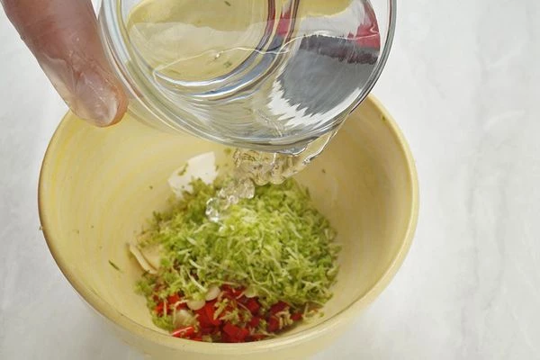 Влить 2-3 ст. л. воды.