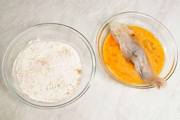 Зафаршированное филе судака обмакнуть в взбитое яйцо.