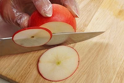 Приготовить украшение из яблок. Для этого яблоко нарезать тонкими ломтиками.