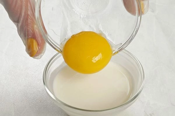 Отдельно смешать сливки и желток.