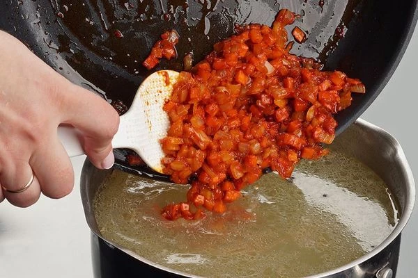 Варить до полу готовности картофеля. Затем добавить тушеные с томатом овощи.