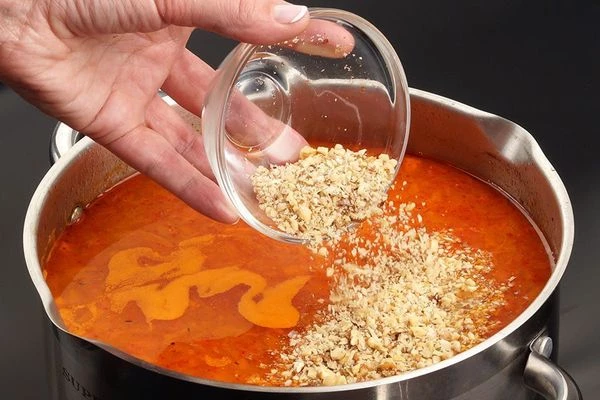 За 10 минут до готовности супа добавить грецкие орехи.