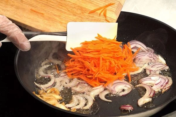 Затем убрать шкварки, обжарить на вытопившемся жире лук и морковь до мягкости.