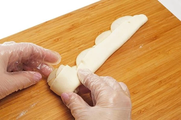 Начиная с одного края, завернуть тесто с яблоками в "рулетик"