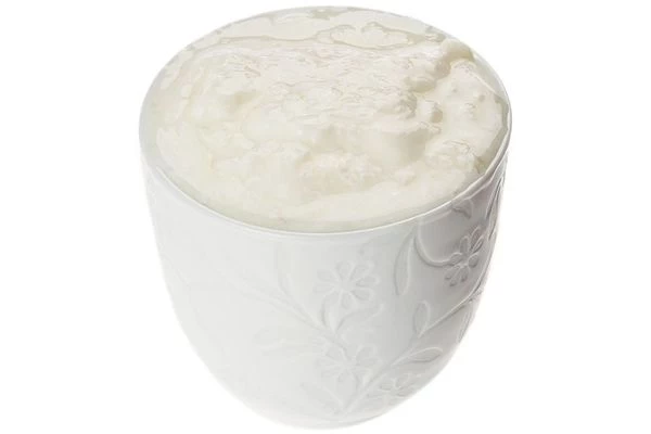 Подавать готовый йогурт с сухофруктами, джемом или свежими фруктами.