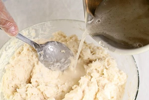 Влить желатин тонкой струйкой в рыбный фарш, хорошо перемешивая. Добавить зеленый горошек