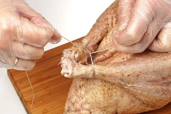 Ножки связать шпагатом.