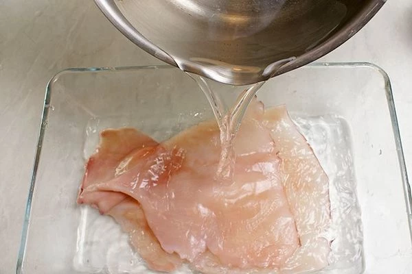 Если вам нужен вареный кальмар для салата, то после того, как удалили все внутренности, промойте тушки и залейте еще раз кипятком на 10 минут и дайте постоять. Или можно  сварить в кипящей подсоленной воде 3-4 минуты.