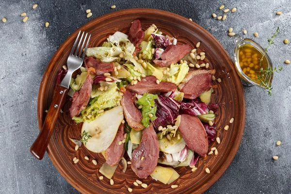 Украсить ломтикам сыра, кедровыми орешками и готовой утиной грудкой.