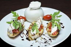 Брускетта с сыром буратта