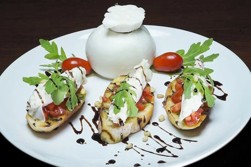 Брускетта с сыром буратта