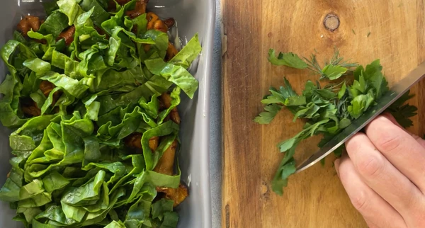 Шпинат и зелень вымыть, обсушить, порезать и выложить сверху на лисички. 