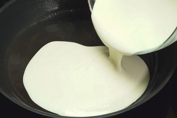 Тесто перелить на смазанную сковороду диаметром 26 см (если сковорода меньше, то количество теста нужно разделить на 2 части).