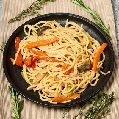 Спагетти с курицей и овощами  Деликатеска 250г-1}