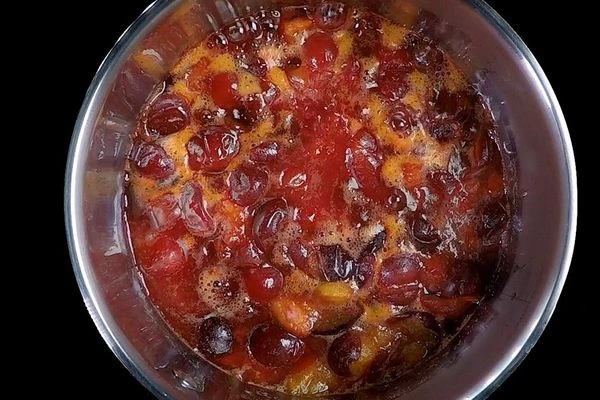  Варить на слабом огне примерно 20 минут.