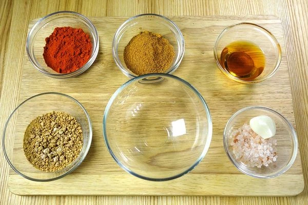 Смешать коричневый сахар, морскую соль, специи для гриля, копченую паприку и нарезанный чеснок.
