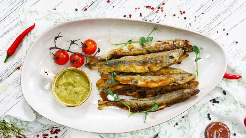 Корюшка зубатка жареная с соусом медово-горчичный