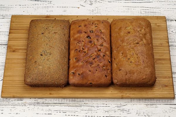 Выпекать в разогретой до 200С духовке примерно 20 минут. Готовые коржи охладить до комнатной температуры.