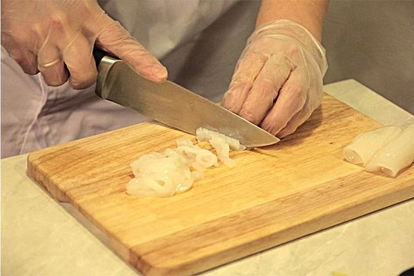 Выложите нарезанные продукты в салат Чука.