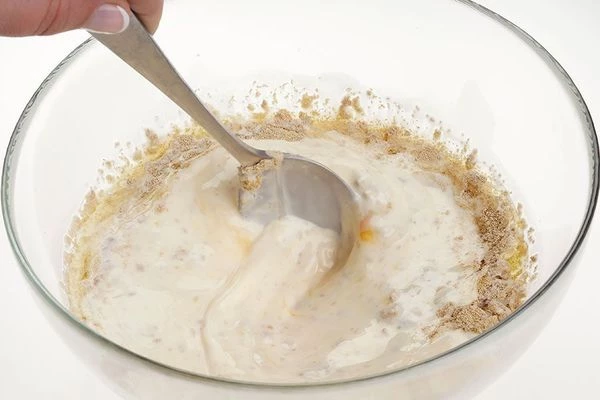 В теплое молоко добавить сахар, дрожжи, 2 ст. л. растительного масла и 1 яйцо.