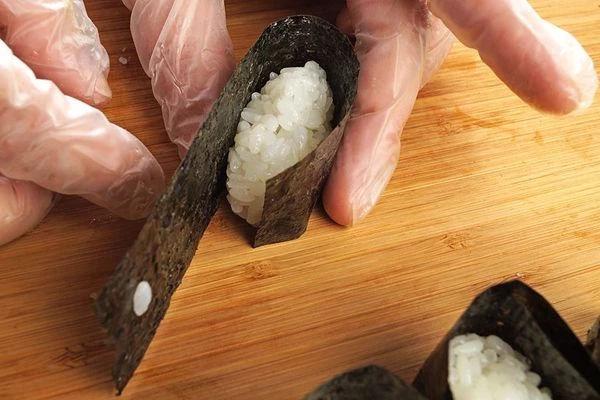 Обернуть полоской нори в виде "стаканчика".