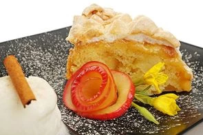 Шарлотка яблочная с безе