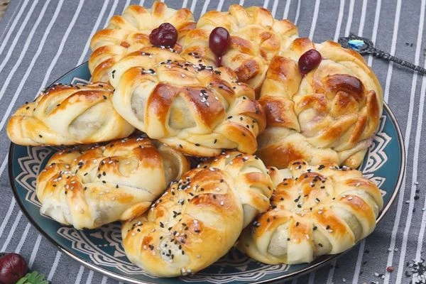 Готовые булочки остудить до комнатной температуры под сухим полотенцем.