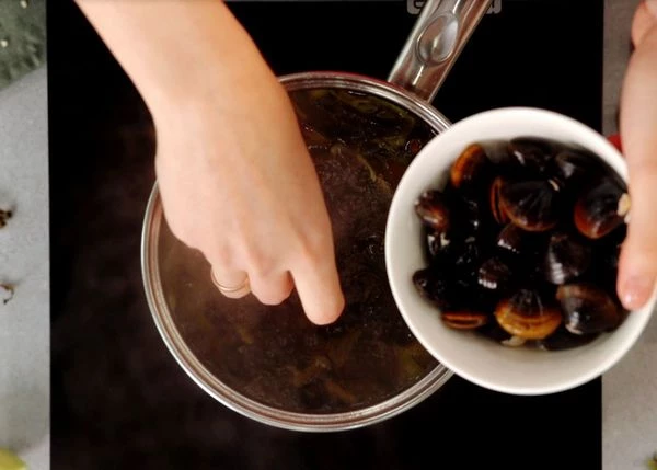 Корбикулу разморозить на нижней полке холодильника, промыть холодной проточной водой. Подготовленную корбикулу выложить в бульон и варить 2-3 минуты.