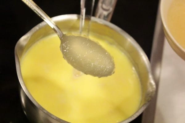 Добавить в сливочную смесь цедру лимона и растворенный желатин (1/2 часть от всего объема). 