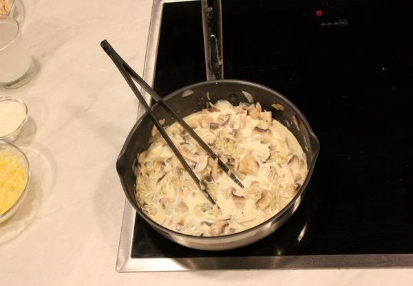 На разогретой с сливочным маслом сковороде обжарить лук до прозрачности, добавить шампиньоны, посолить, поперчить по вкусу. затем добавить окорочка, залить сливками.