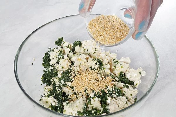 Заправить по вкусу солью (можно добавить соевого соуса), перцем, кунжутным маслом и семенами обжаренного кунжута. Хорошо перемешать.