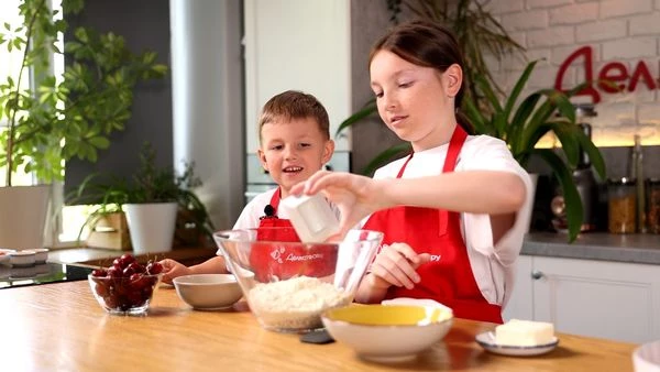 Смешать все сухие ингредиенты для крошки. Затем перетереть их со сливочным маслом.
