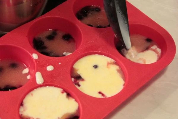 Затем разлить получившуюся смесь для панакоты по формам. Остудить до комнатной температуры и убрать в холодильник на 2-3 часа.