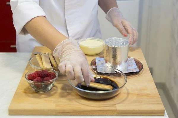 Заварите крепкий кофе, можно по вкусу в него добавить сахар, если вы любите более сладкие десерты. Остудите.