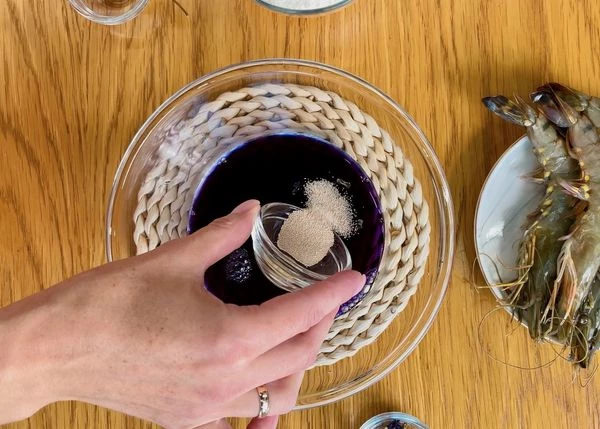 Чай перелить в глубокую емкость, смешать с дрожжами.