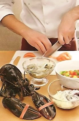 Для креветочной составляющей креветки очистите от панциря, удалите кишечную вену. Чеснок и листочки розмарина измельчите, смешайте с маслом и хлопьями чили, залейте креветки и поставьте в холодильник на 2 ч.