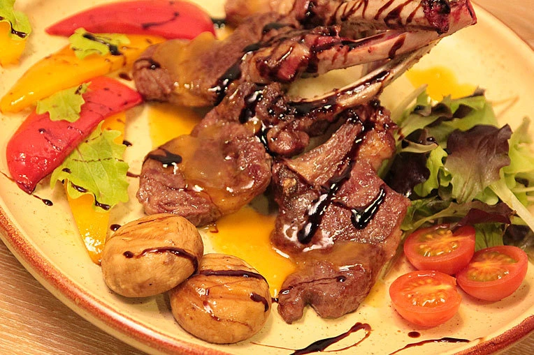 Каре барашка с соусом из маракуйи