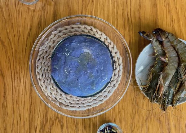 Добавить соль и масло (4 г), замесить, накрыть крышкой, оставить на 30 минут.