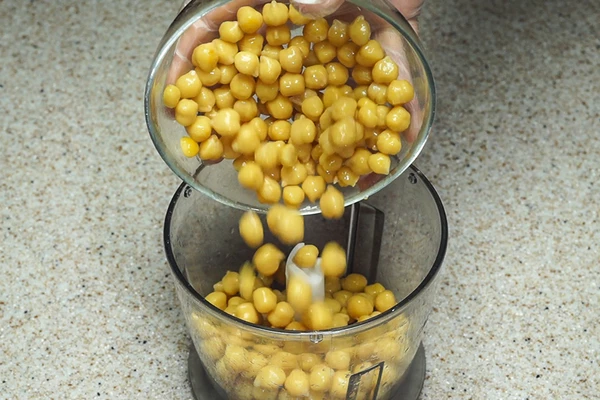 Нут замочить на ночь, затем слить воду. Залить свежей водой и отварить до готовности или взять уже готовый отварной. Перемолоть в блендере с жидкостью.