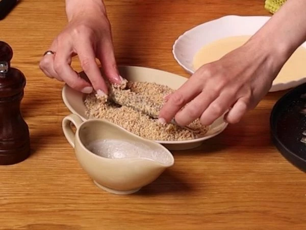 Затем обвалять в измельченных орехах. Приправить солью и перцем. 
