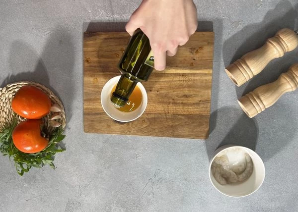 Для соуса из мандарина выдавить сок, смешать с маслом.