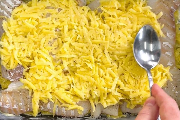 Затем выложить оставшийся картофель.