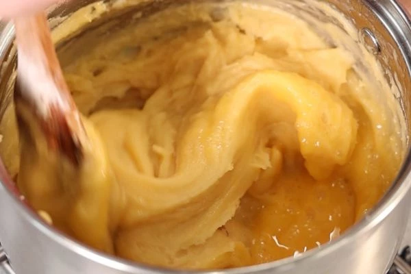 Если консистенция густая ввести еще 1 яйцо.