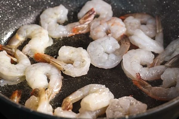 Креветки разморозить, обжарить на растительном масле. Посолить.