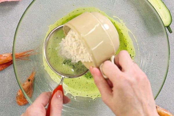 Яйцо взбить до пышной массы с солью. Во взбитое яйцо ввести шпинатную массу, перемешать. Затем просеять муку с разрыхлителем, перемешать лопаткой.