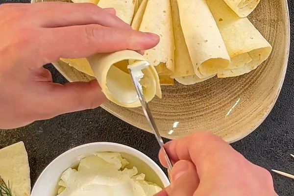 Творожный сыр намазать на внутреннюю часть рожка.
