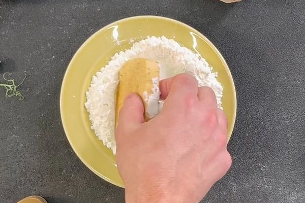 Запанировать в крахмале и обжарить в большом количестве масла. Выложить на бумажное полотенце.